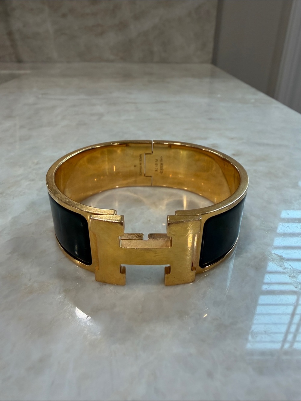 Hermès Clic Clac H Bracelet in Black and Gold - Picture 2 of 8
